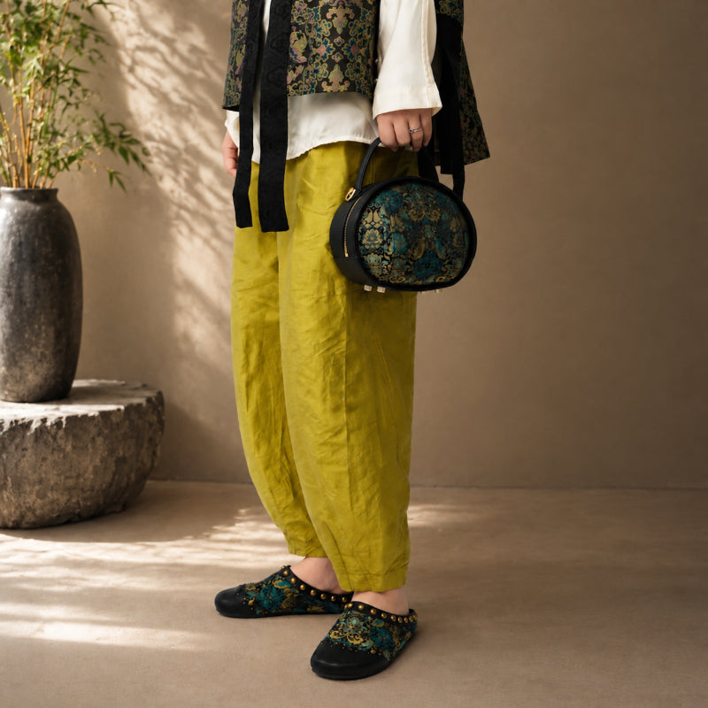 Elegant styling of women’s Song Brocade mule shoes with traditional Chinese-inspired fashion.