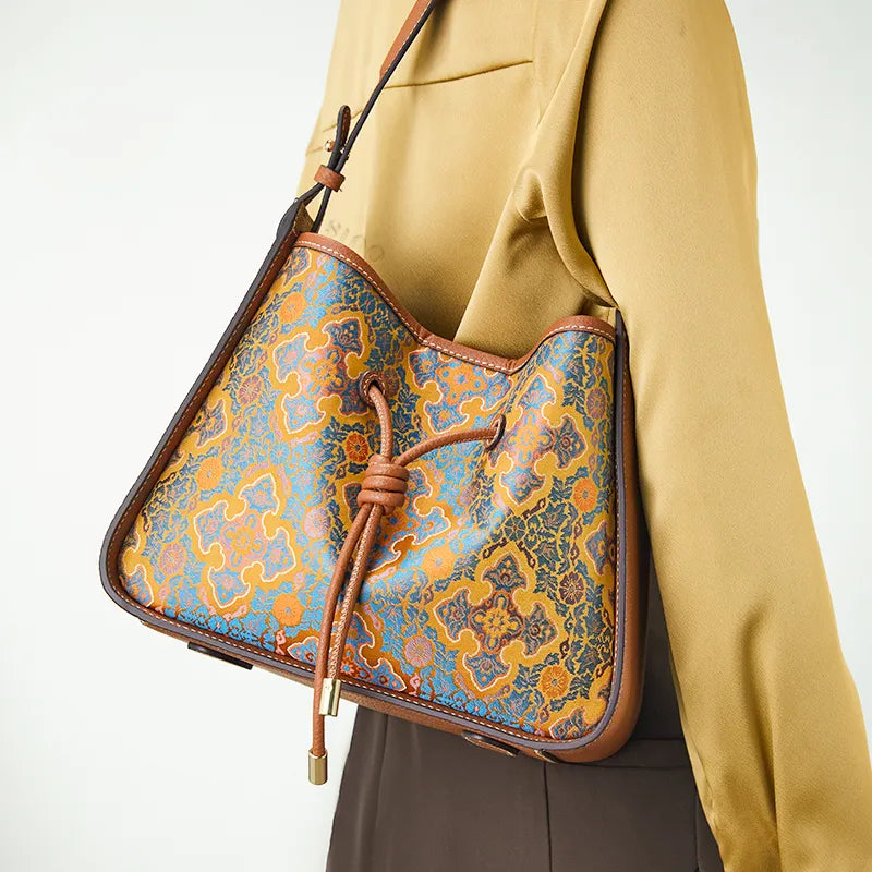 Right-stance short strap carry under arm.