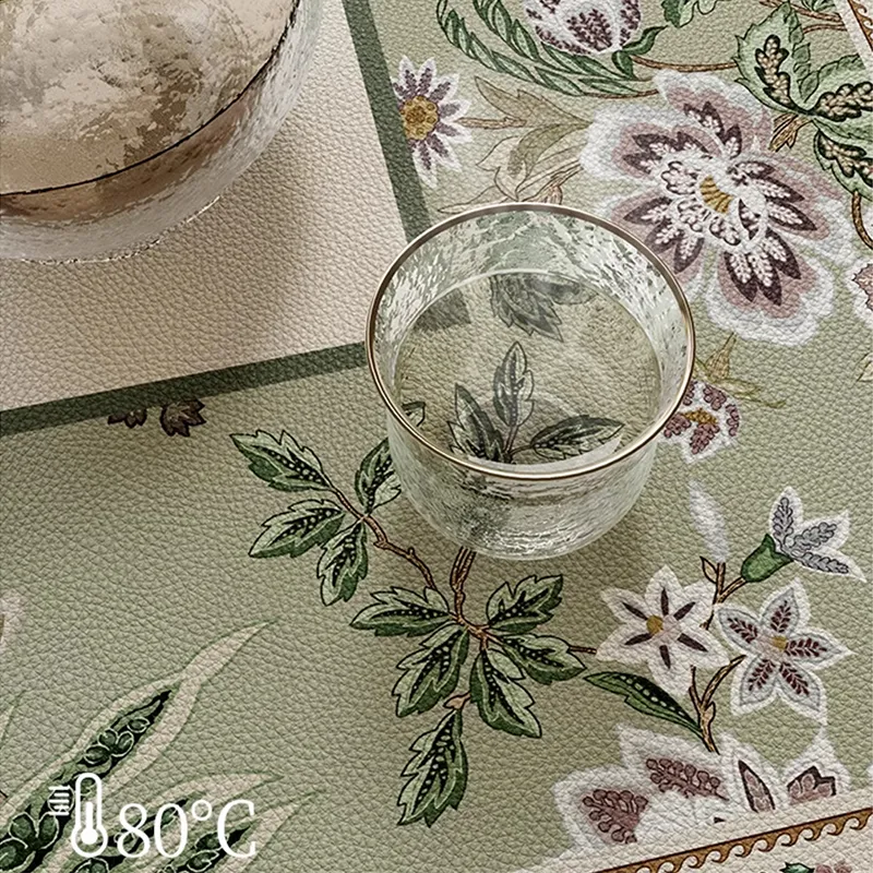 Heat resistant table mat with 80°C cup.