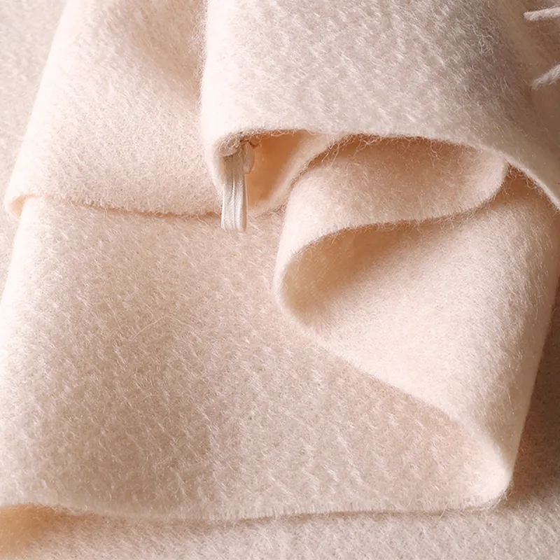 Premium 100% cashmere fibers, highlighting softness and warmth.
