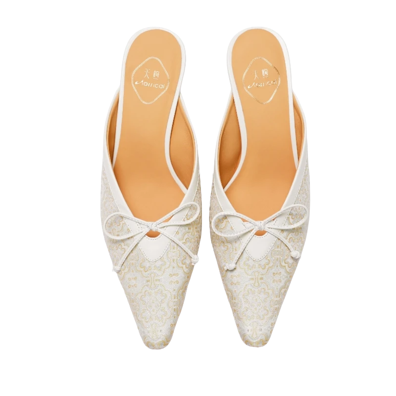 Transparent top view of Luxury Song Brocade Ding Sheng Pattern kitten heel mules for women featuring ivory brocade fabric, elegant gold Chinese motifs, pointed toes, bow details, and refined Oriental craftsmanship.