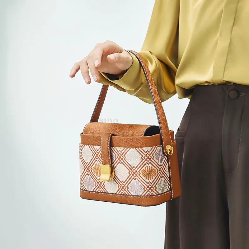 Model carrying bag with single hand.