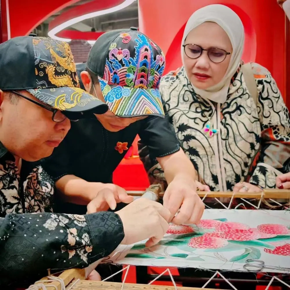  Canton Embroidery Shines Bright in Sino-Indonesian Cultural Exchange