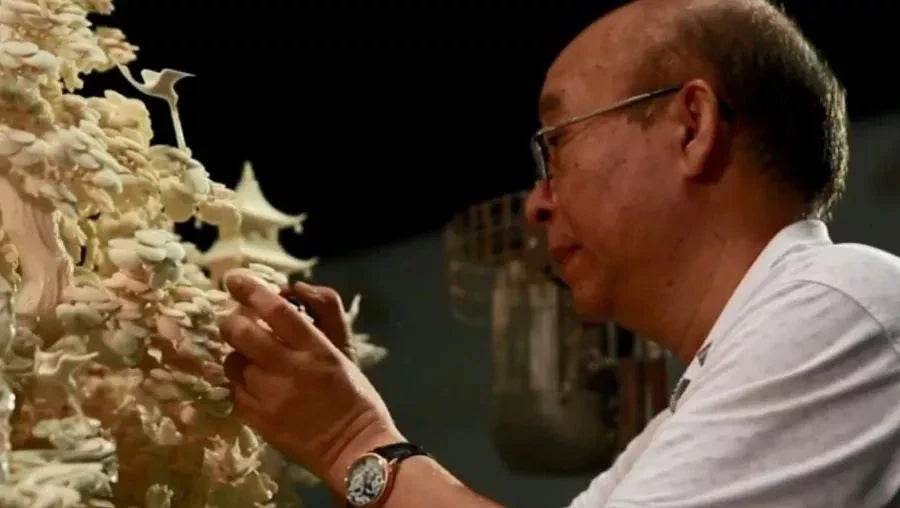 Ivory Carving(Ya Diao 牙雕) Master: Minhui Zhang(张民辉） - SinoCultural