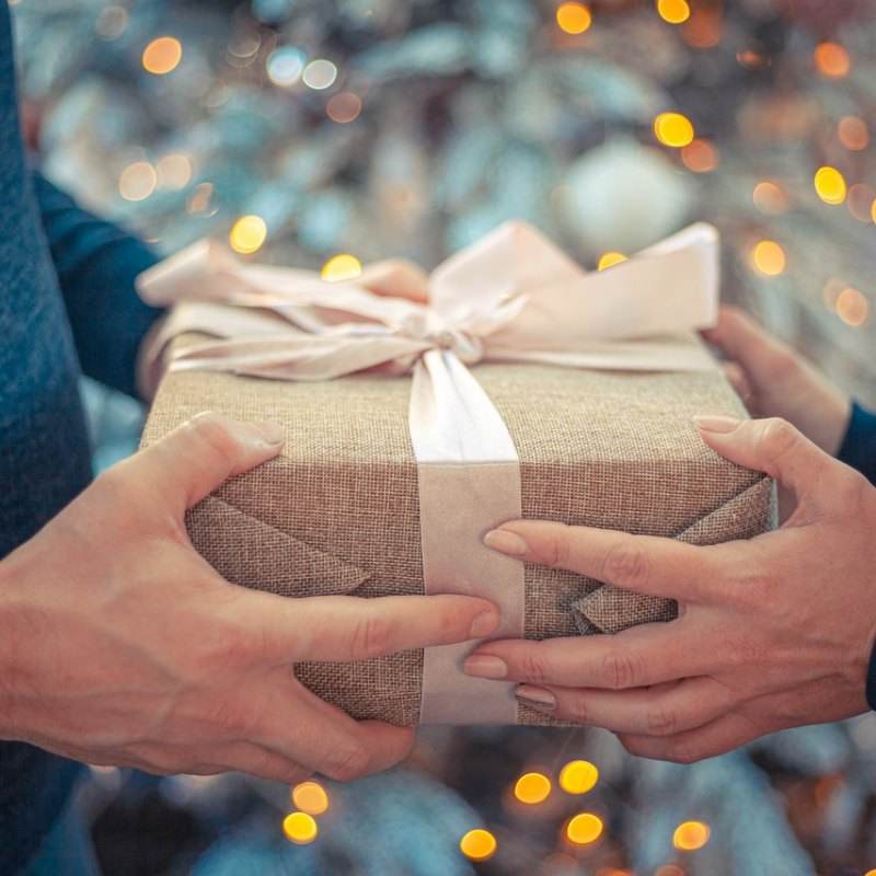 The Art of Gifting for Women: Thoughtful Choices for Men to Convey Emotion - SinoCultural