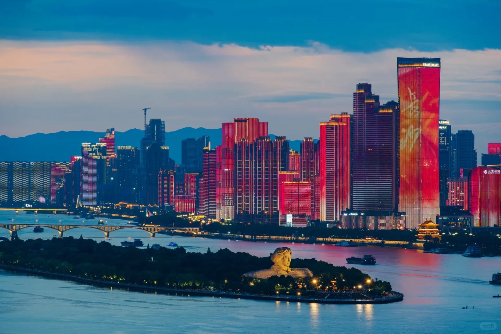Changsha skyline beside the Xiang River with Orange Isle and the Young Mao Zedong Statue, featured in a 2026 Changsha travel guide.