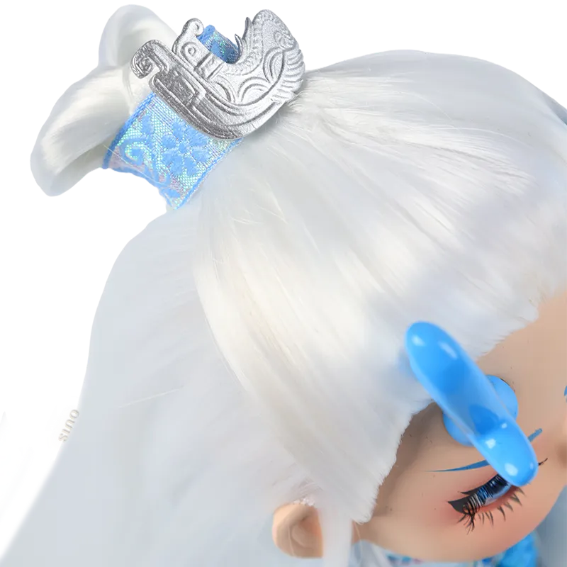 Hair details of 9-inch Ao Bing doll (white with blue accents).