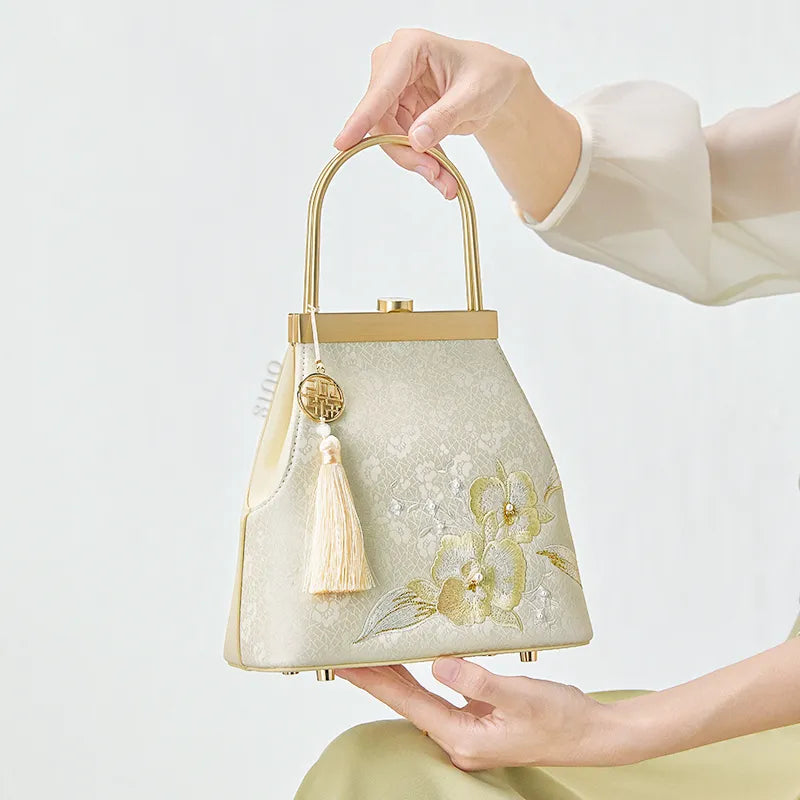 Seated model: right hand holding handle, left supporting base on knee.